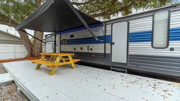 Casa móvil Confort, 2 habitaciones, vistas al jardín | Terraza o patio