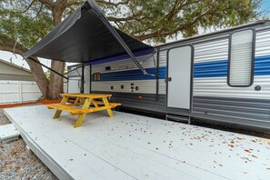 Trailer conforto, 2 quartos, vista para o jardim | Terraço/pátio