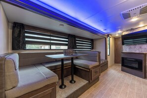 Mobile Comfort-Unterkunft, 2 Schlafzimmer, Gartenblick | Wohnbereich