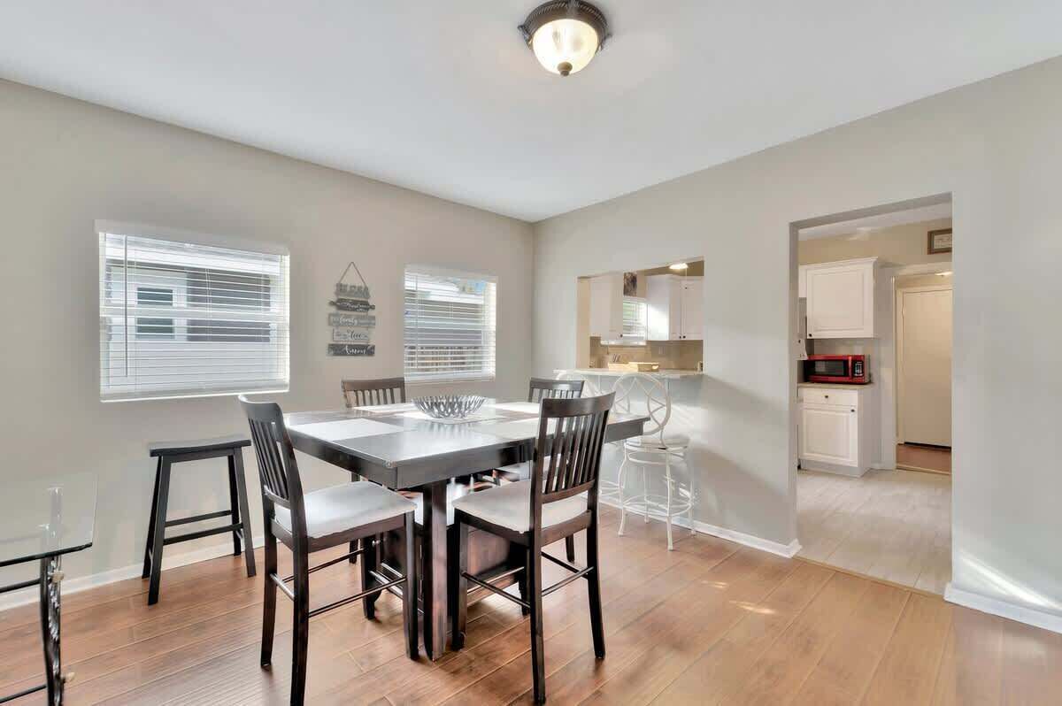 Family House, Garden View | In-room dining