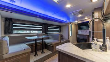 Comfort Mobile Home, 2 Bedrooms, Garden View | Living area