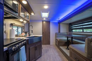 Trailer conforto, 2 quartos, vista para o jardim | Opções para refeição no quarto