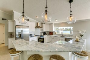 Fridge, microwave, stovetop, dishwasher
