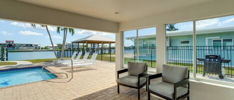 Een verwarmd zwembad