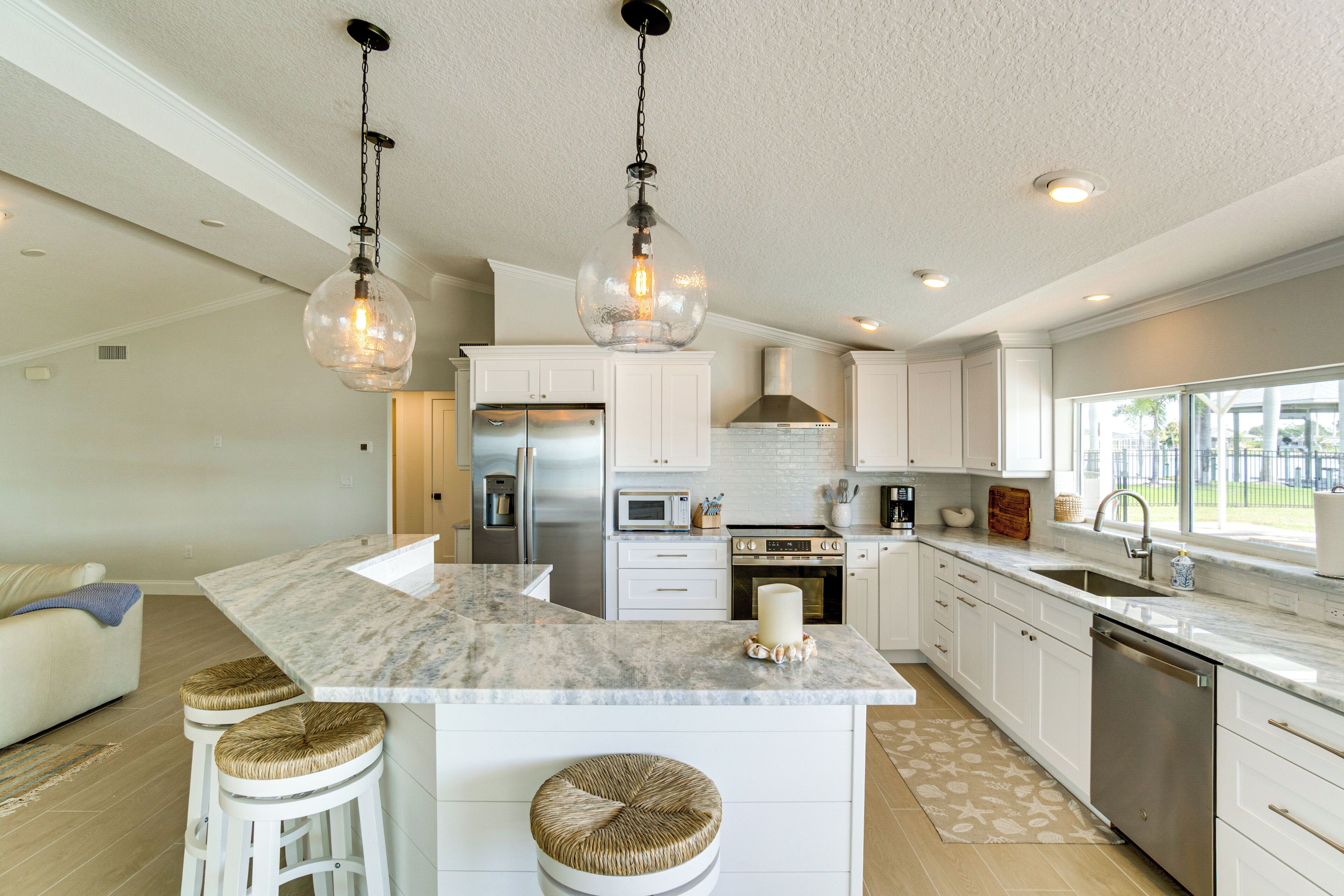 Réfrigérateur, micro-ondes, plaque de cuisson, lave-vaisselle