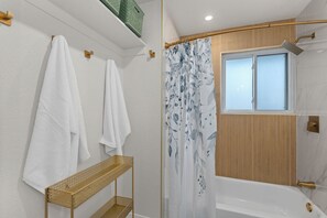 Dusche, Haartrockner, Handtücher, Seife