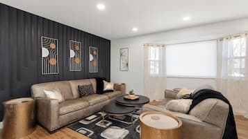 Una Smart TV, una chimenea, libros