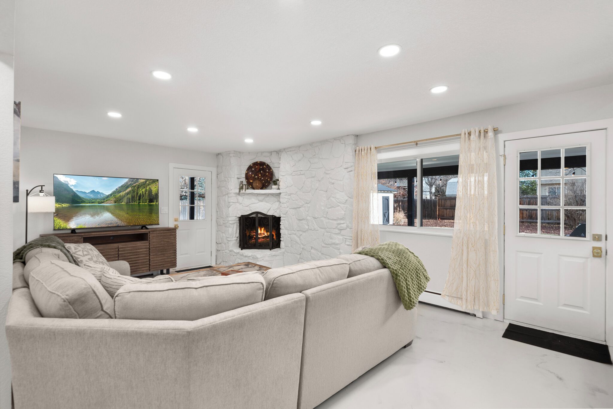 Una Smart TV, una chimenea, videojuegos, un reproductor estéreo