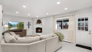 Una Smart TV, una chimenea, videojuegos, un reproductor estéreo