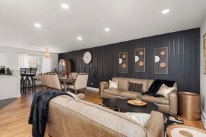 Smart-TV, Kamin, Bücher