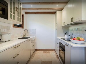 冷蔵庫、電子レンジ、オーブン、コンロ