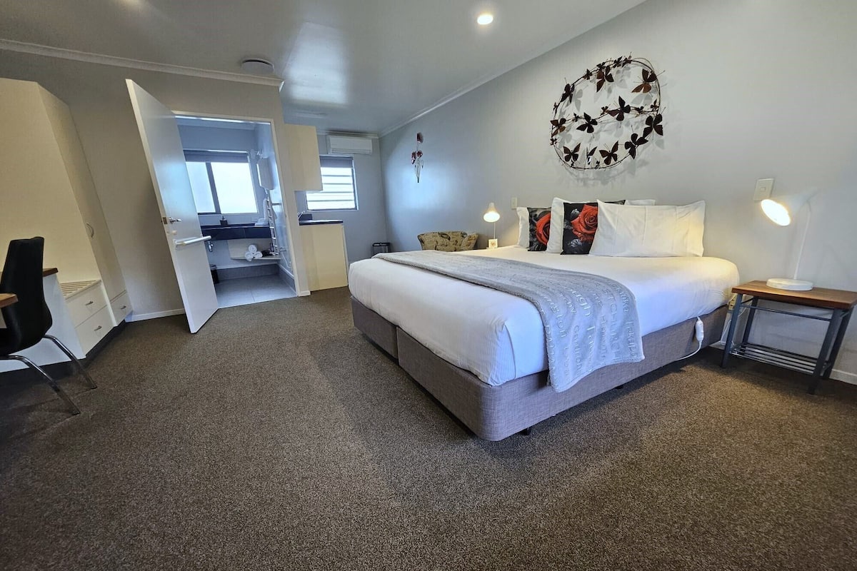 غرفة مزدوجة عادية | مكواة/لوح كي وواي فاي مجانًا