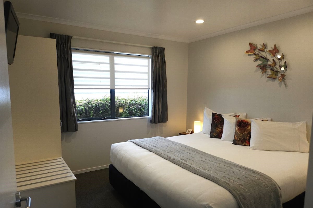 شقة عادية | مكواة/لوح كي وواي فاي مجانًا