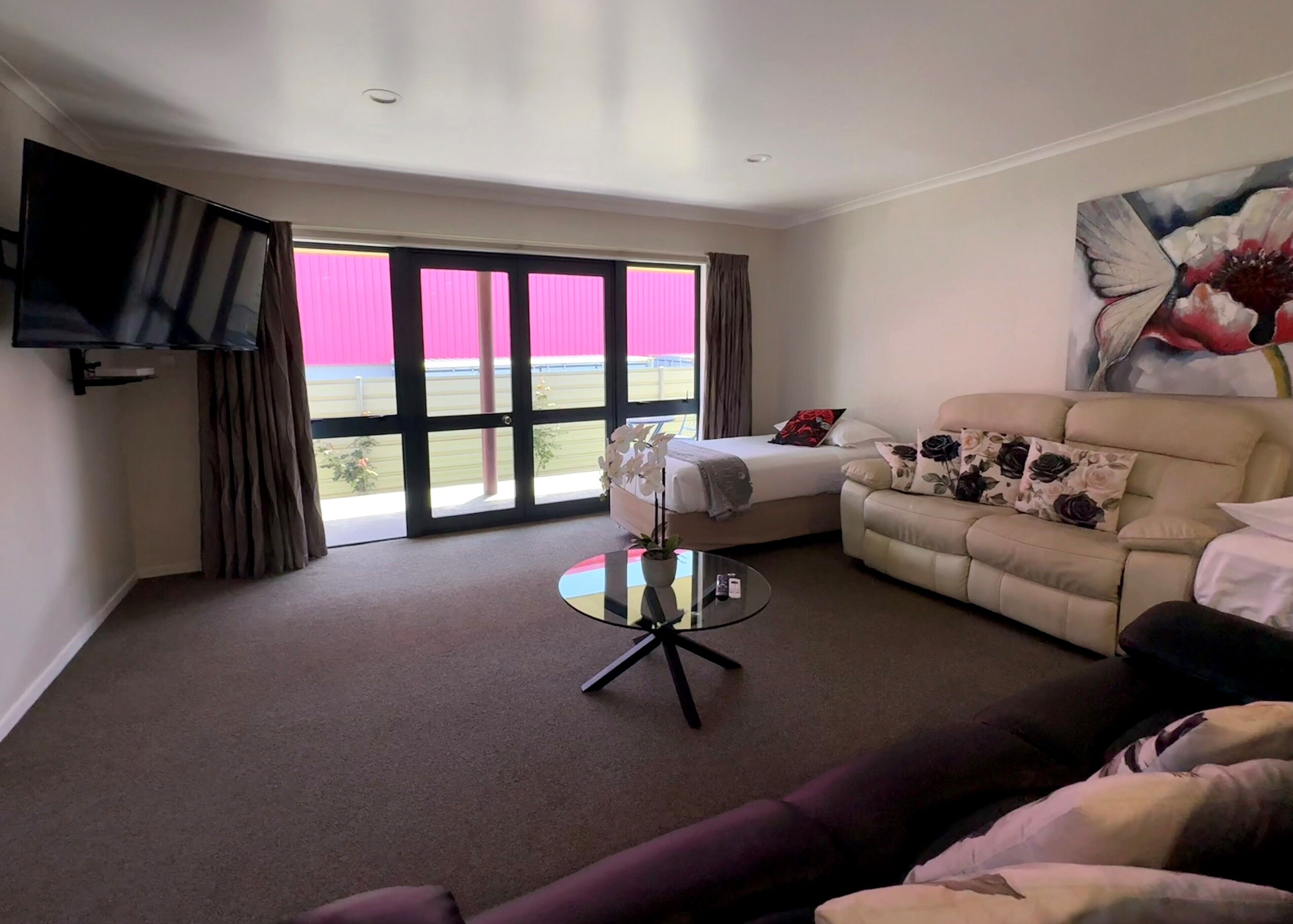 Family Apartment | Living area | 43-inch Smart TV with satellite channels