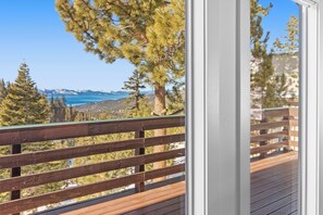 Property grounds - Heavenly Wonderland-3bd/2ba condo with amazing mountain and lake views. Sleeps 8 (Stateline)