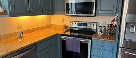 Microondas, horno, parrilla de estufa y lavavajillas