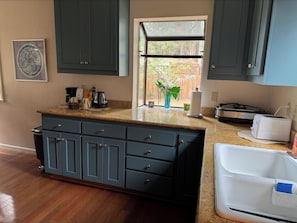 Mikrobølgeovn, ovn, kokeplater og oppvaskmaskin