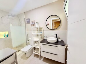 Een douche, een haardroger, handdoeken