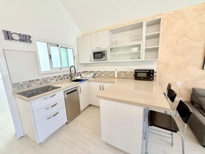 Kjøleskap, mikrobølgeovn, kokeplater og oppvaskmaskin