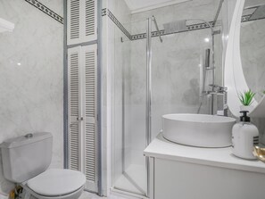 Een douche, een haardroger, handdoeken