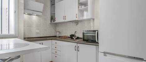 Fridge, microwave, stovetop, coffee/tea maker