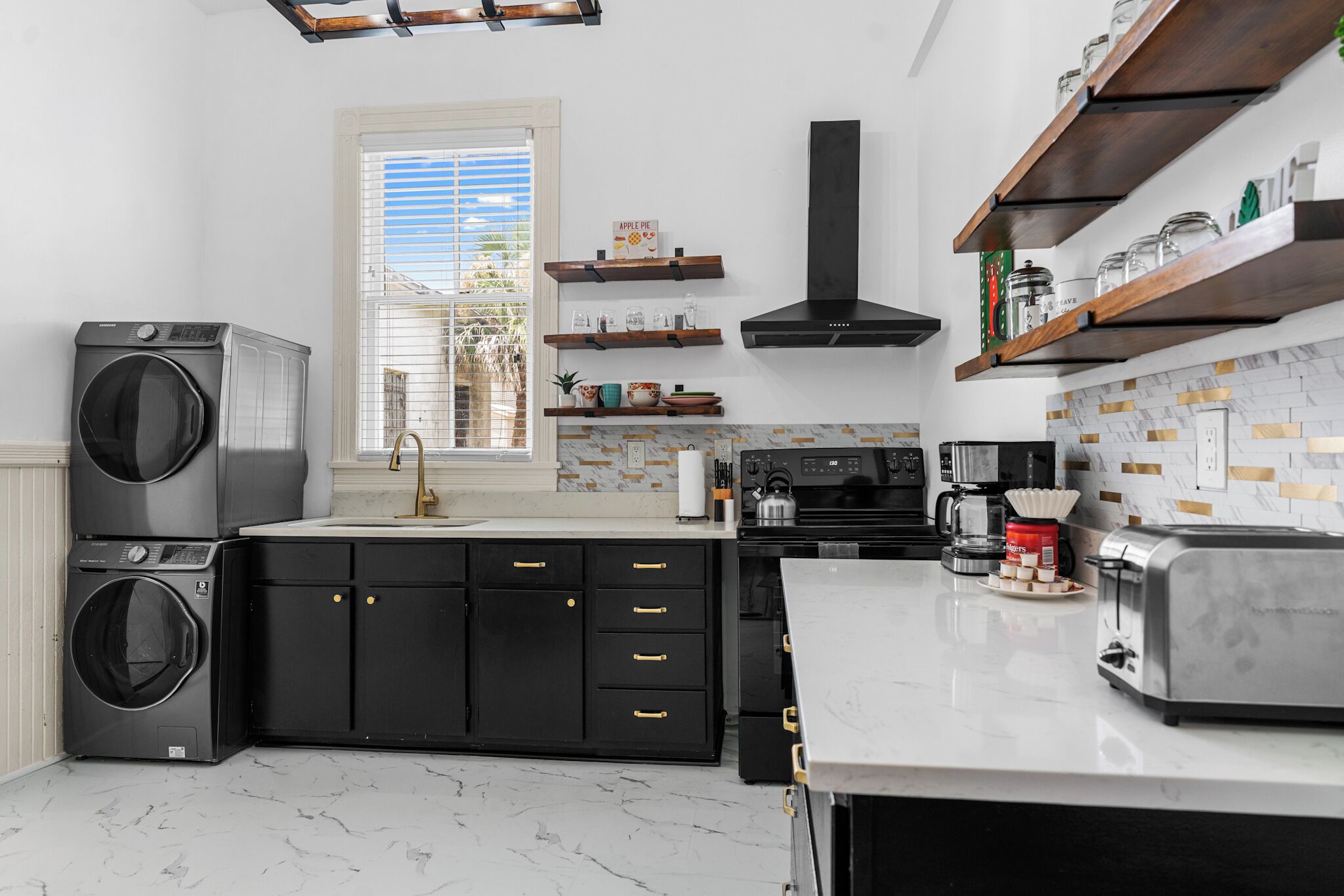 Een koelkast, een magnetron, een oven, een kookplaat