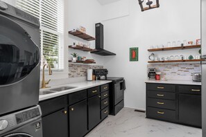 Kjøleskap, mikrobølgeovn, ovn og kokeplater