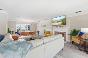 Smart TV, fireplace, ping pong, books - IMG Academy | Heated Pool, Game Room, Sleeps 10 (Bradenton)
