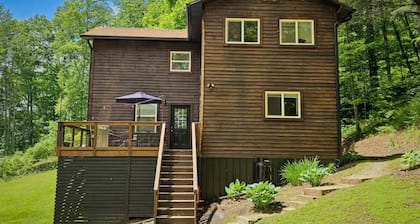 Private Ridgetop Retreat RRG: Hot Tub & Dogs OK