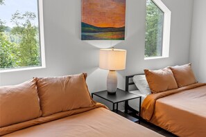 4 عدّة غرف نوم وواي فاي وملاءات أسرّة