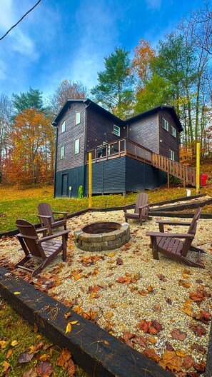 Terrace/patio - Private Ridgetop Retreat RRG: Hot Tub & Dogs OK (Campton)