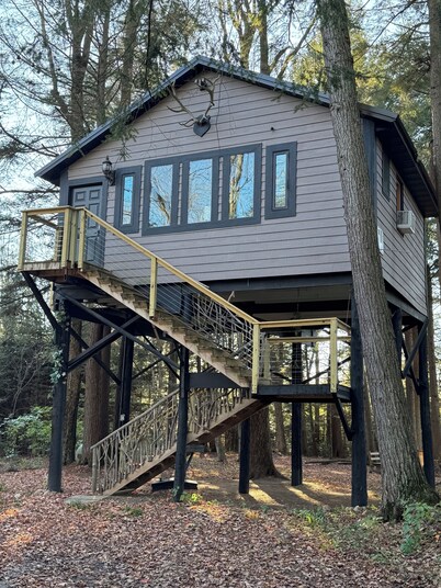 Secluded Treehouse w/ River & Trail Access