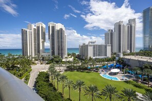 Property grounds - Sunny Isles Condo · King Bed · Pool · Gym · Beach (Sunny Isles Beach)