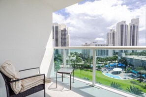 Property grounds - Sunny Isles Condo · King Bed · Pool · Gym · Beach (Sunny Isles Beach)
