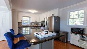 Mikrowelle, Ofen, Herdplatte, Geschirrspüler