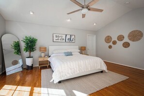 4 bedrooms, iron/ironing board, WiFi, bed sheets - Dockside Dream – Your Perfect Waterfront Escape on High Rock Lake (Lexington)