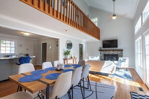 Dining - Dockside Dream – Your Perfect Waterfront Escape on High Rock Lake (Lexington)