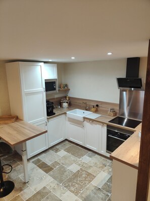 Private kitchen - Warm, designer apartment in town center between lake and mountains (Oyonnax)