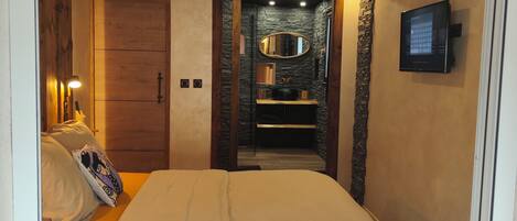 1 slaapkamer, een strijkplank/strijkijzer, wifi, beddengoed