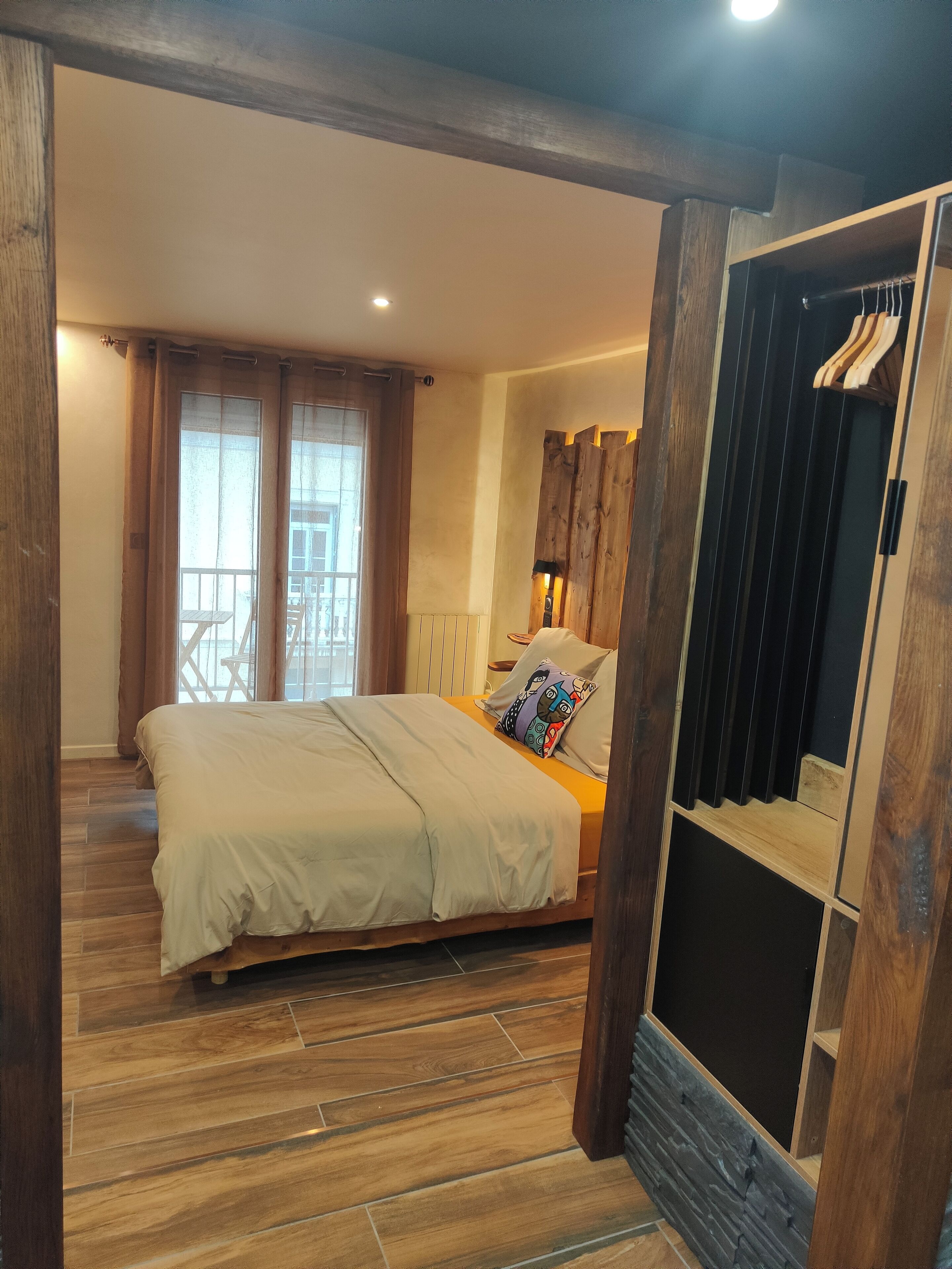 1 habitación, tabla de planchar con plancha, wifi y ropa de cama 