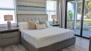 3 bedrooms, iron/ironing board, WiFi, bed sheets - New Built 2025, 3 BR, Canal Front, Boat lift avail, 10 min to Beaches, Hot Tub (Bonita Springs)