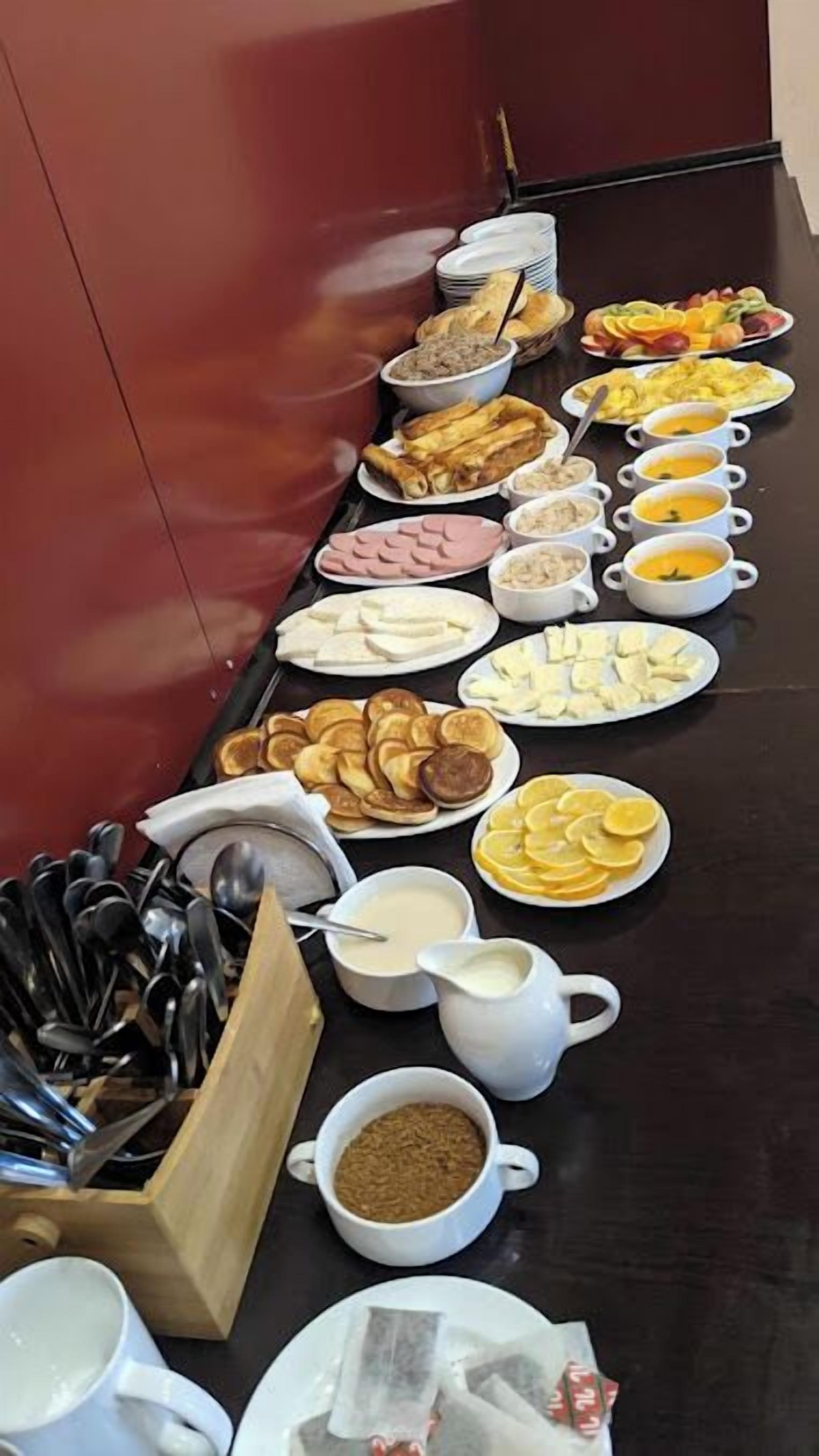 含每日吃到飽自助式早餐