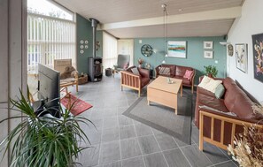 Smart TV, fireplace - Cozy home in Tarm with sauna (Tarm)