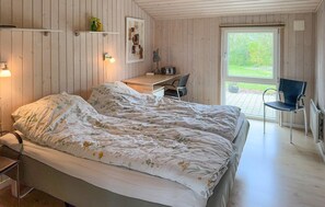 3 bedrooms, travel crib, free WiFi - Cozy home in Tarm with sauna (Tarm)