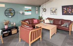 Smart TV, fireplace - Cozy home in Tarm with sauna (Tarm)