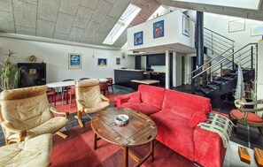 Smart TV, fireplace, DVD player