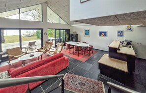 المنشأة من الداخل