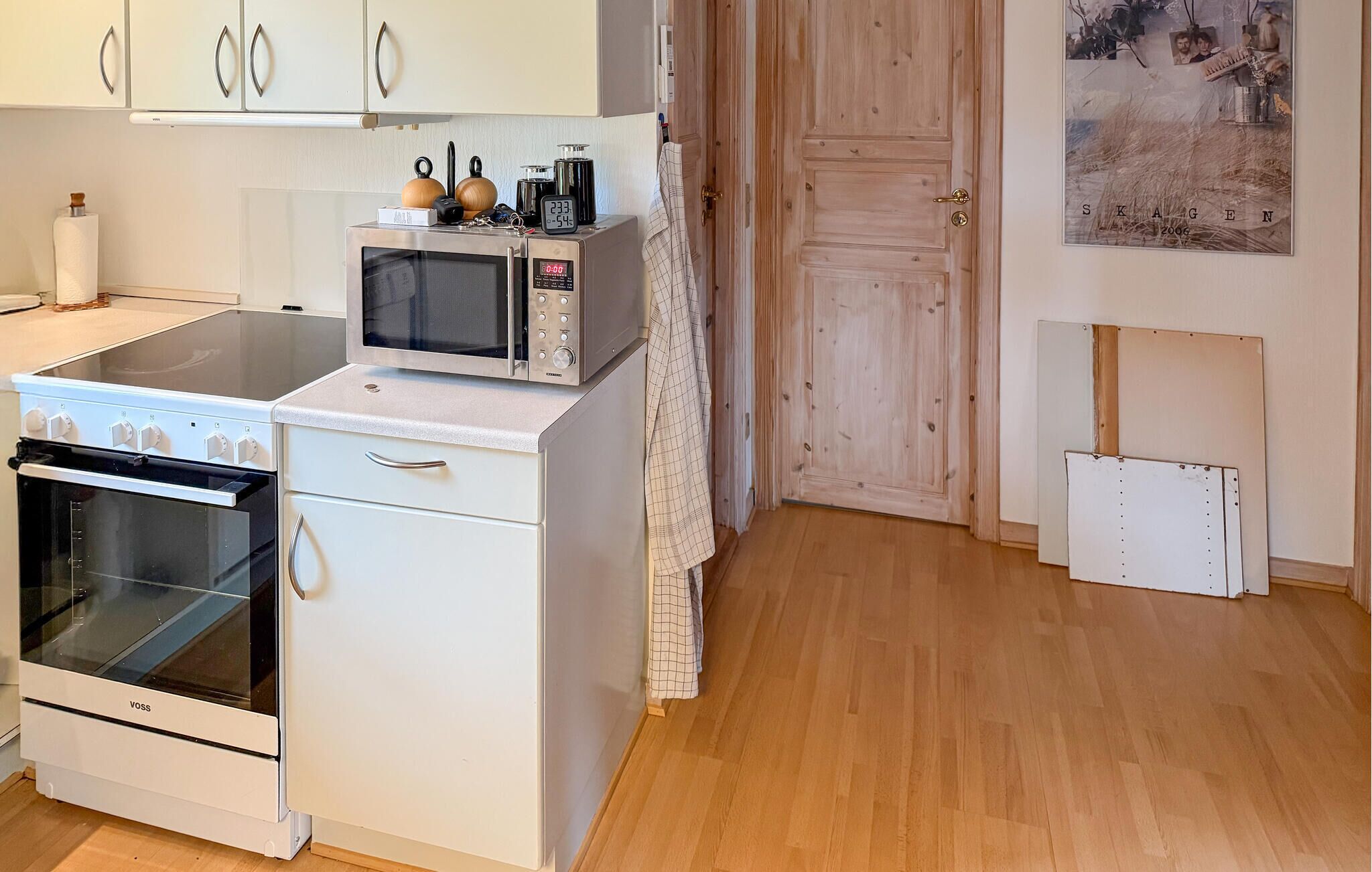 Kühlschrank, Herdplatte, Wasserkocher mit Kaffee-/Teezubehör