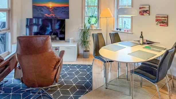 A modern dining area with a round table, chairs, and a potted plant. - Gorgeous home in Hovborg with WiFi (Hovborg)
