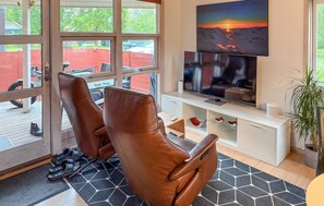 TV - Gorgeous home in Hovborg with WiFi (Hovborg)